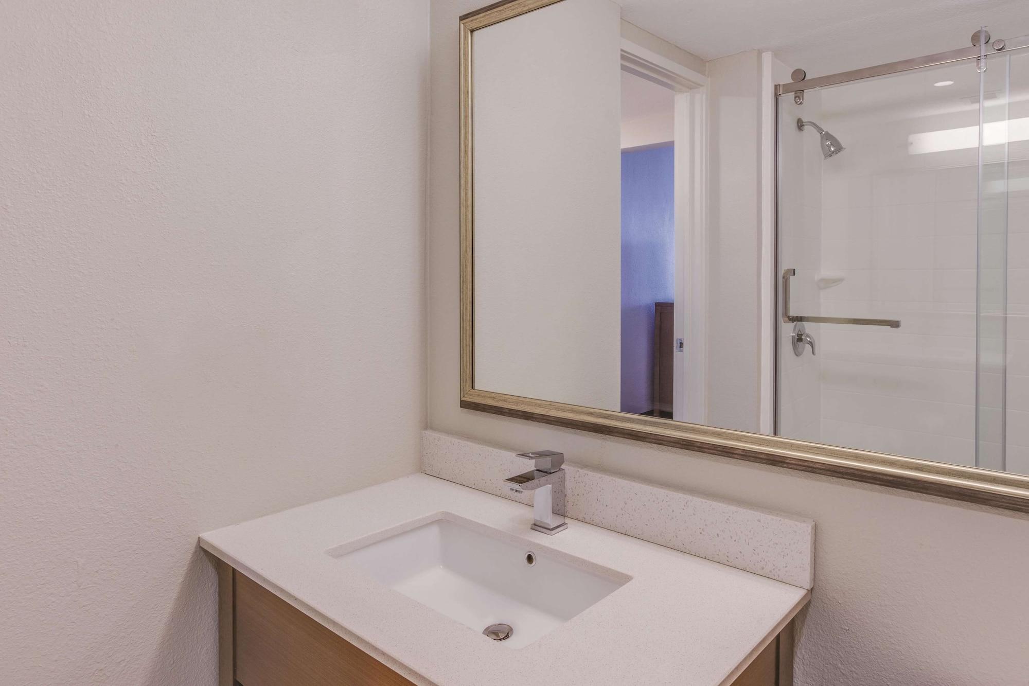 La Quinta By Wyndham Philadelphia Airport Hotel